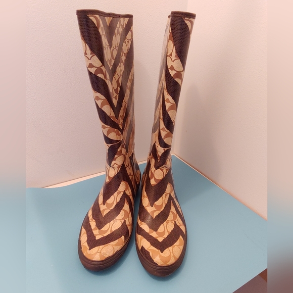 Coach pammie zebra print rain boots. Sz 10. Rubber boots - Picture 4 of 10